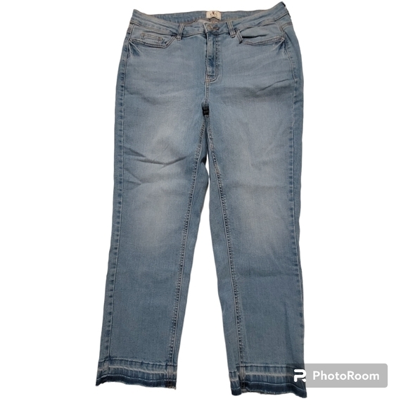 D/c Penningtons light wash released hem jeans - Picture 3 of 7